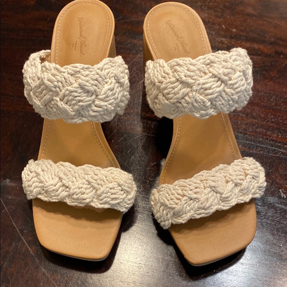 Universal thread Lace sandals